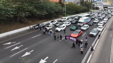 ناشطون يغلقون طريقا سريعا في تل أبيب احتجاجا على موجة العنف في المجتمع العربي في إسرائيل