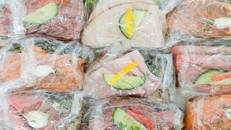 روسيا.. ابتكار بديل صديق للبيئة للتغليف البلاستيكي