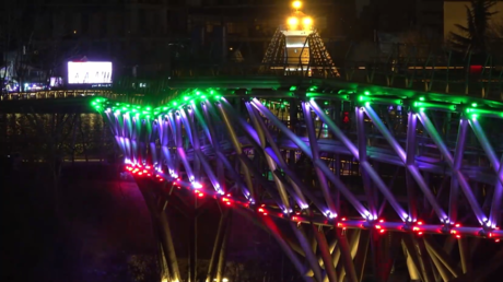 إضاءة جسر الطبيعة في طهران بألوان العلم الإيراني بمناسبة الذكرى الـ47 للثورة الإسلامية