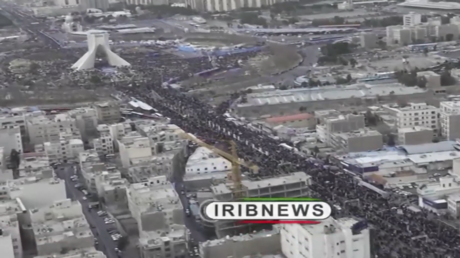 لقطات جوية توثق مشاركة هائلة في احتفالات الذكرى الـ47 للثورة الإيرانية في طهران