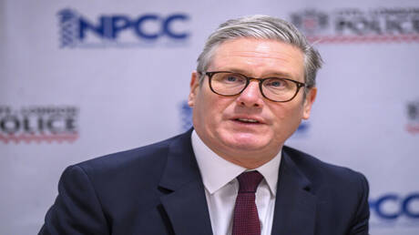 وكلاء المراهنات البريطانيون يقدرون احتمالية رحيل ستارمر بـ 83%