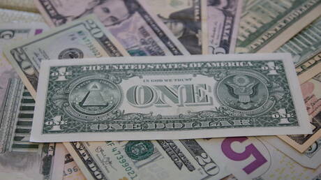 الكرملين: روسيا لم تتخل عن الدولار وعلى العملة إثبات جاذبيتها