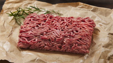 سحب عاجل للحم بقري من الأسواق الأمريكية إثر تلوثه ببكتيريا خطيرة 