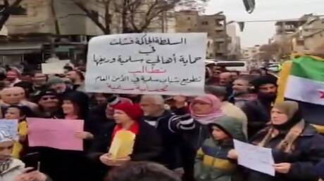 سوريا.. احتجاج في ريف حماة ومطالبة بضبط السلاح المنفلت وحماية المدنيين (فيديو)