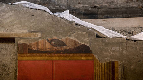 العثور على لوحات جدارية نادرة بألوانها الأصلية في فيلا رومانية قرب بومبي