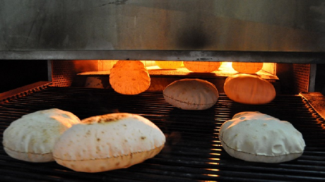 "بلومبرغ": استثمار سعودي إماراتي في الخبز المصري 