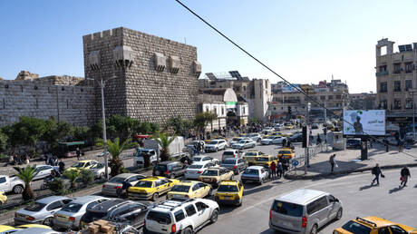 السلطات السورية تعيد 1200 موظف من المفصولين للعمل في وزارة الإدارة المحلية والبيئة