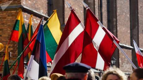 خبير روسي يكشف الأسباب الكامنة وراء نزيف سكان دول البلطيق