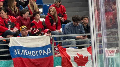 رفع العلم الروسي أثناء مباراة كندا والتشيك في أولمبياد ميلانو وكورتينا 2026