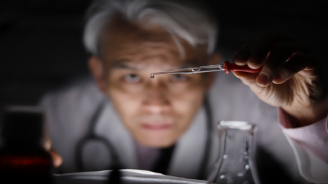 ابتكار طبي ثوري: طين طبيعي يوقف نزيف الدم القاتل خلال ثوانٍ