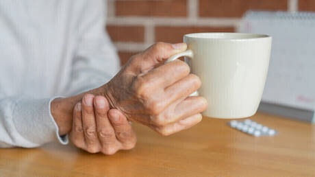 اليابان على أعتاب إنجاز طبي عالمي.. الموافقة على أول علاج بالخلايا الجذعية لأمراض القلب وباركنسون 