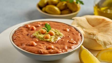 "الطبق الشعبي المحبوب".. صحيفة إسرائيلية تنشر السر التاريخي لـ"الفول المصري" 