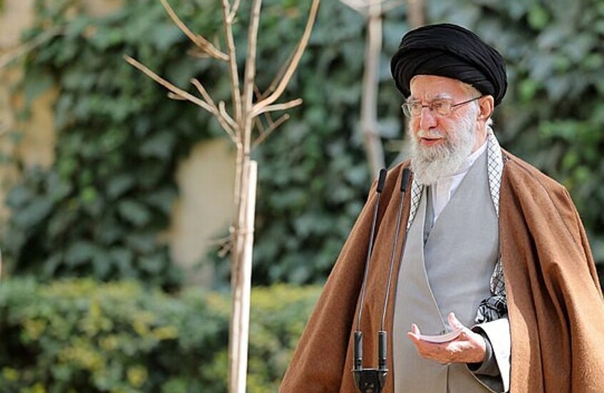 حشود شعبية تتجه إلى ساحة الثورة في طهران بعد إعلان مقتل خامنئي (فيديو)