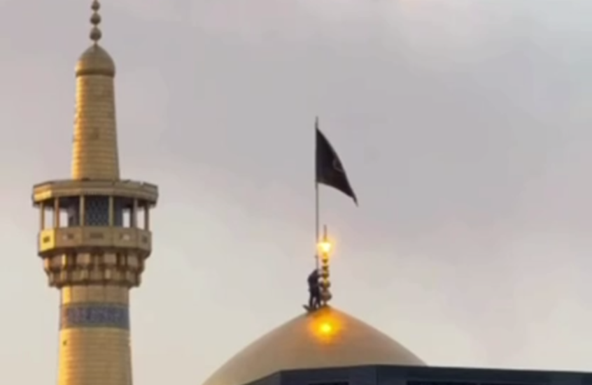 راية الحداد ترفرف في مسقط رأس خامنئي (فيديو)