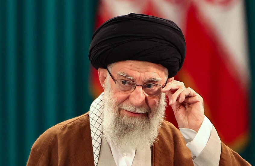 نشطاء يتداولون فيديو مؤثر لخامنئي وهو يطلب الشهادة باللغة العربية