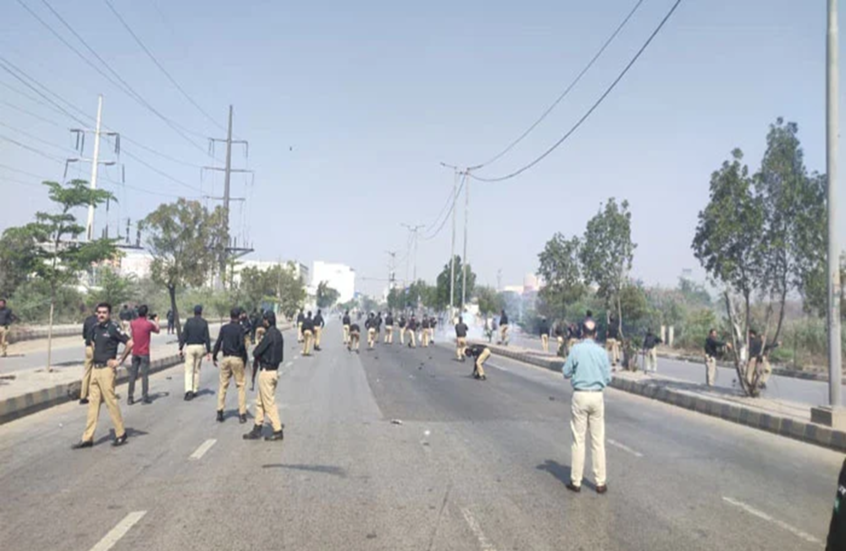 قتلى وجرحى باقتحام القنصلية الأمريكية في كراتشي غضبا على مقتل خامنئي (فيديوهات)