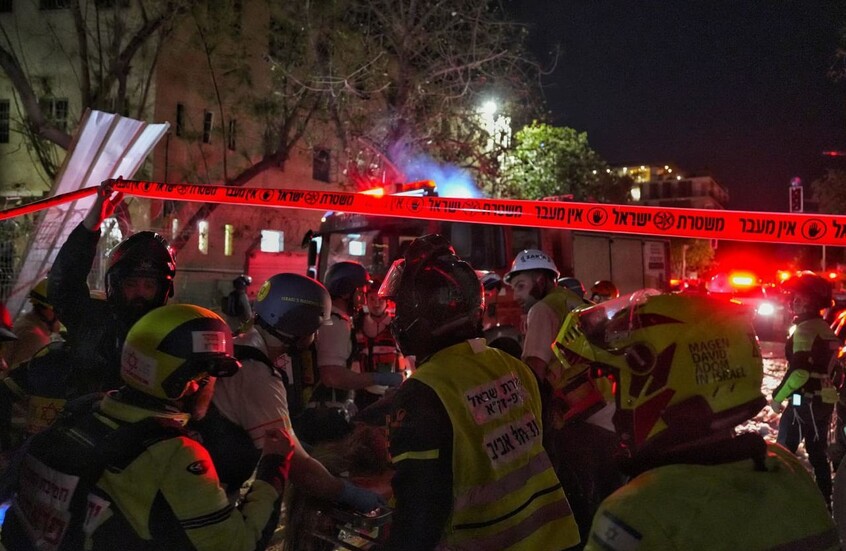 الغارات الإيرانية على تل أبيب.. مبنى مدمر بالكامل (فيديو + صور)