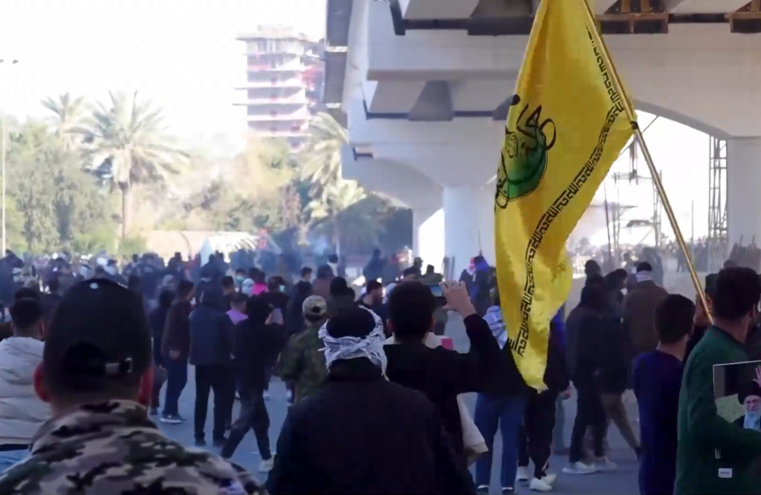 مواجهات بين الشرطة العراقية ومحتجين يحاولون اقتحام السفارة الأمريكية في بغداد بعد اغتيال خامنئي