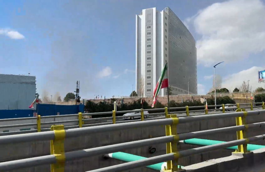 أعمدة دخان تتصاعد من مقر قيادة الشرطة الإلكترونية الإيرانية في طهران