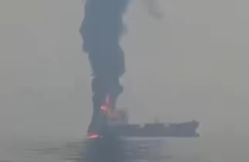 "سكاي لايت" تغرق بعد استهدافها في مضيق هرمز (فيديو)