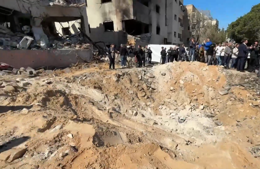 ظهور حفرة عميقة في تل أبيب إثر سقوط صاروخ إيراني