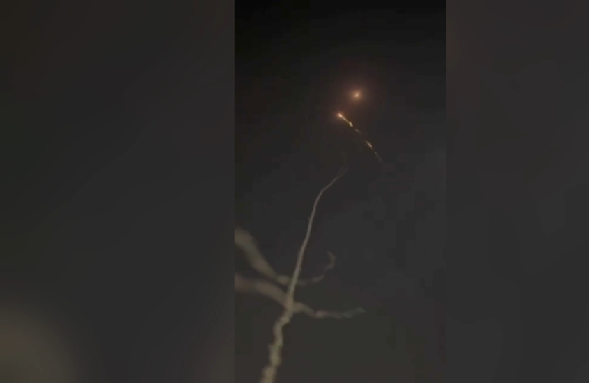 لحظة فشل منظومة الدفاع الجوي الأمريكية "باتريوت" باعتراض صاروخ إيراني فوق قاعدة العديد الجوية في قطر