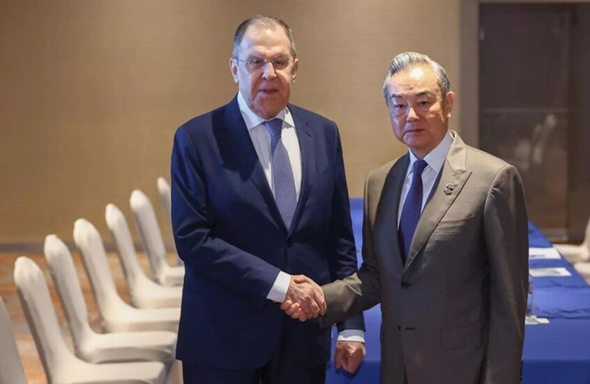 لافروف ووانغ يي يؤكدان رفض الإطاحة بالسلطات الشرعية في الدول ذات السيادة