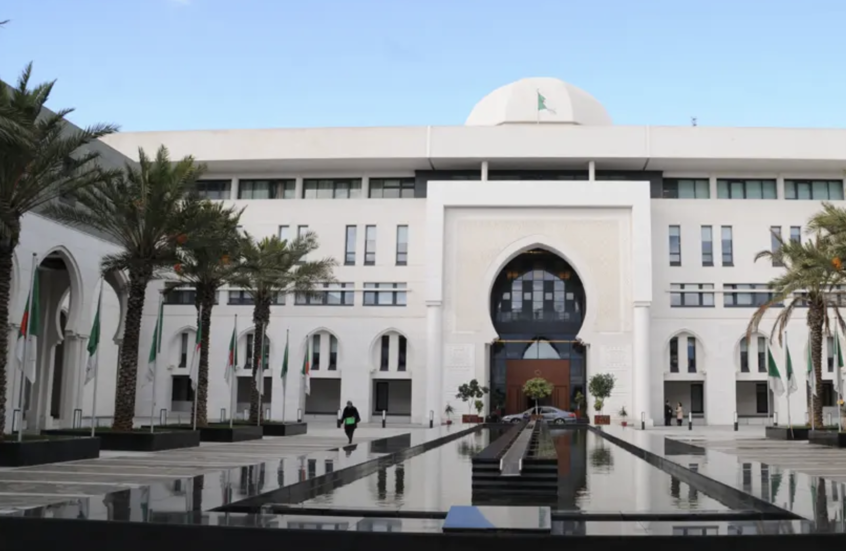 الجزائر تؤكد رفضها المساس بسيادة الدول العربية وتدعو لاحتواء التصعيد في الخليج