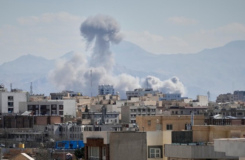 وكالة فارس الإيرانية: دوي انفجارات في طهران وضربات صاروخية في منطقة شريعتي وكرج