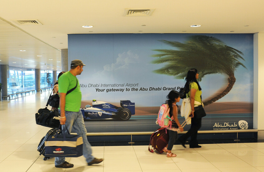 أول طائرة مدنية تقلع من مطار أبو ظبي منذ احتدام التوتر في الشرق الأوسط