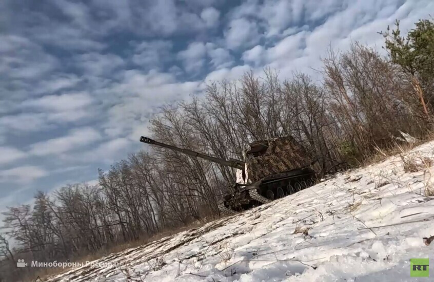 جمهورية دونيتسك.. مشاهد لقصف المدفعية الروسية ذاتية الحركة لمواقع قوات كييف