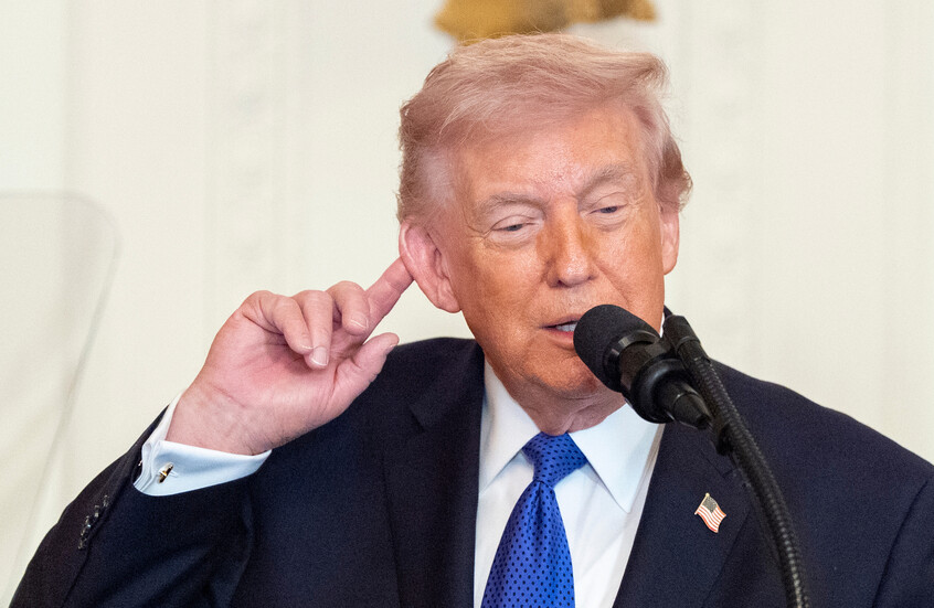 شاهد.. صور جديدة لبقعة حمراء على رقبة ترامب تثير تكهنات بشأن صحة الرئيس الأمريكي