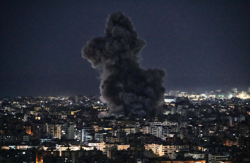 مراسلتنا: الجيش الإسرائيلي يستهدف بغارة عنيفة مبنى قناة "المنار" التابعة لـ"حزب الله" (صور + فيديو)