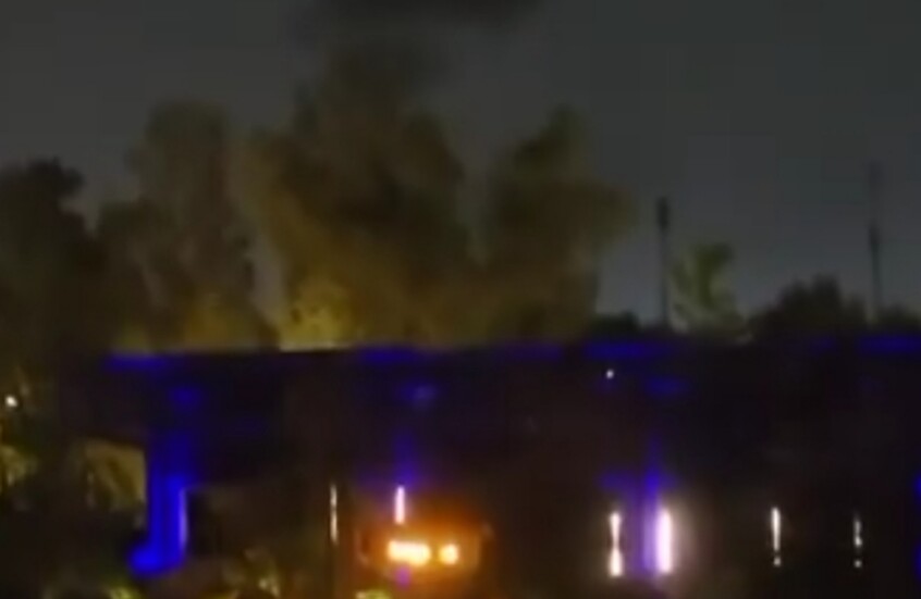 لقطات لحريق شب في مبنى السفارة الأمريكية في الرياض إثر هجوم بمسيرات