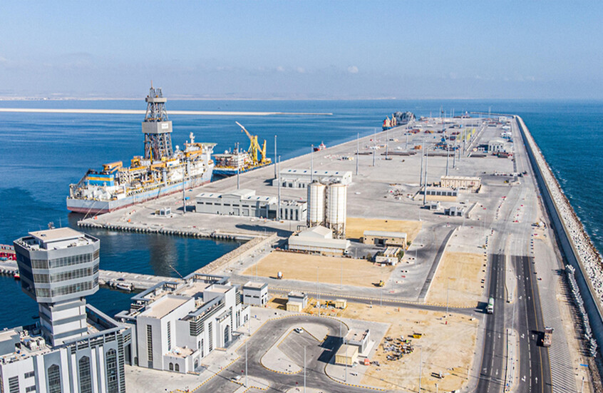 سلطنة عمان.. استهداف خزانات وقود بميناء الدقم التجاري بعدد من المسيرات