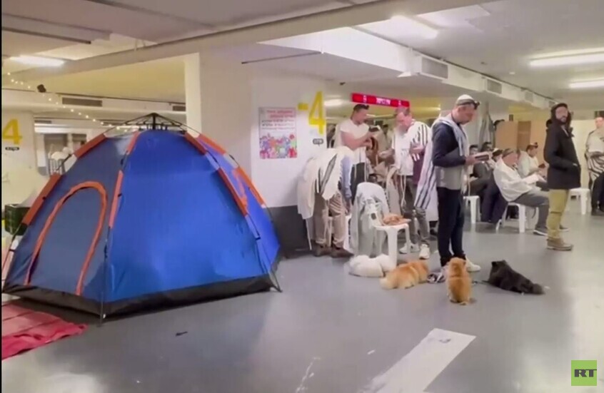 تل أبيب تحت النار.. إسرائيليون يصلون في موقف سيارات تحت الأرض