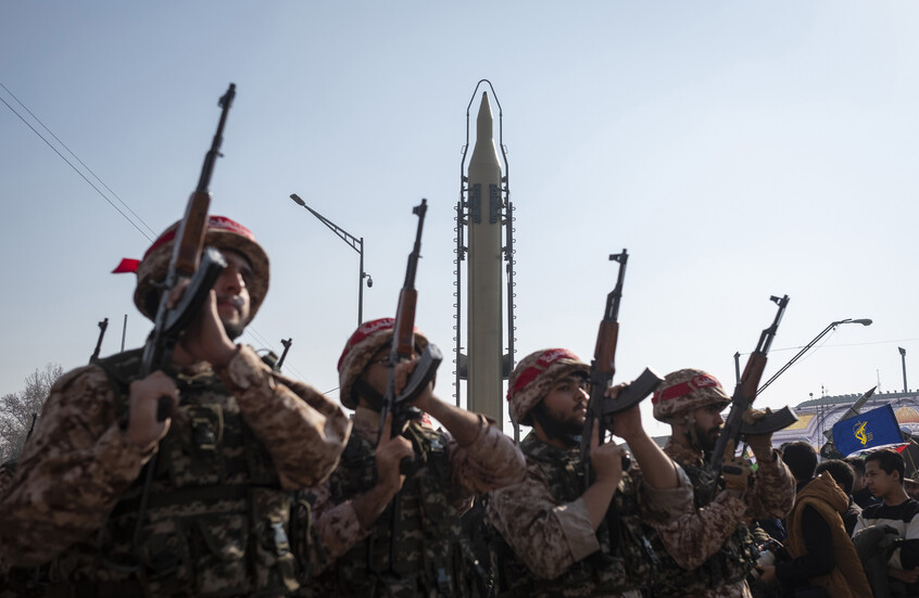 الحرس الثوري الإيراني: استهداف مدمرة أمريكية بصواريخ "قادر 380" و"طلائية" واندلاع حريق فيها