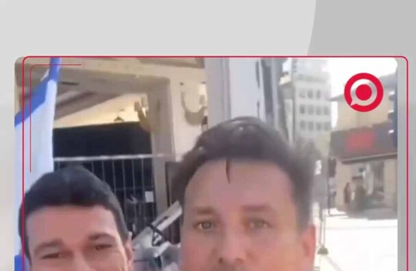 جولة مثيرة للجدل لشخص شاذ بين أنقاض المباني الإسرائيلية المقصوفة برفقة جندي إسرائيلي