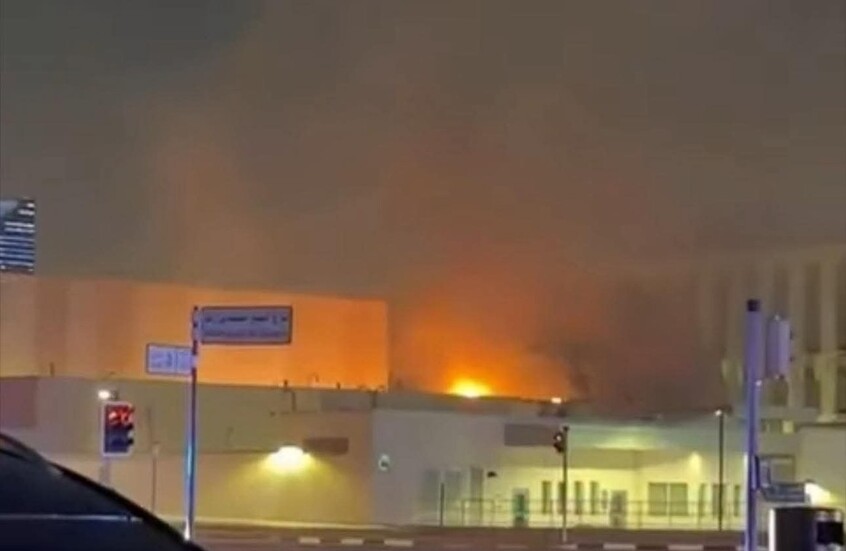 فيديو.. اندلاع حريق قرب القنصلية الأمريكية في دبي بعد هجوم بطائرة مسيرة