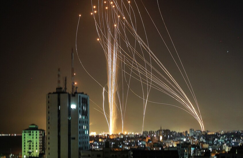 انفجارات عنيفة تهز وسط إسرائيل وصواريخ إيرانية تضرب القدس والنقب