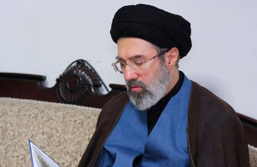 أنباء عن  اختيار مجتبى خامنئي مرشدا جديدا لإيران