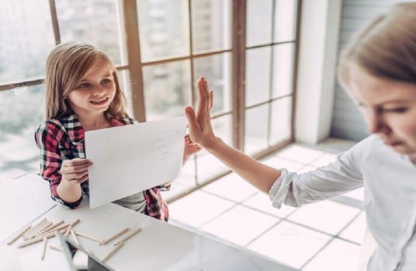 إلى ماذا يؤدي تجاهل المشاعر في الطفولة؟