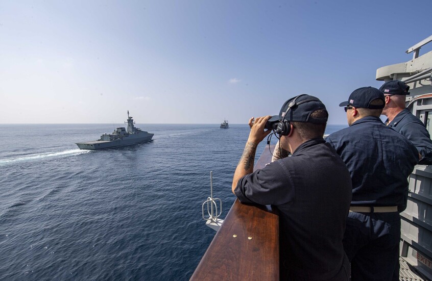 شاهد ماذا يحدث في مضيق هرمز بعد فرض الحظر الإيراني! (فيديو)