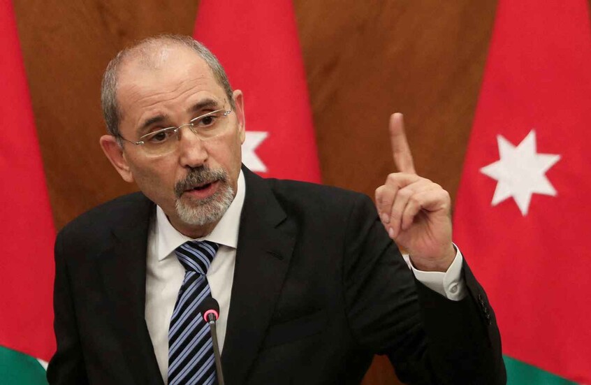 الصفدي: طاقم السفارة الأردنية في طهران عاد لأرض المملكة