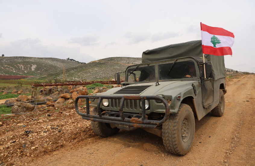 لبنان يبدأ تنفيذ قرار حظر السلاح غير المرخص.. توقيفات في الجنوب ومذكرات قضائية بحق مطلقي الصواريخ