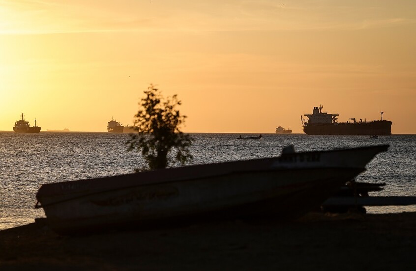 تسرب نفطي إثر انفجار كبير في ناقلة متوقفة قبالة ‌سواحل الكويت