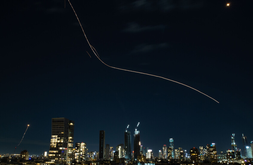 إسرائيل تتعرض الآن لضربات صاروخية متزامنة ومتتالية وواسعة من إيران وحزب الله وسط انفجارات ضخمة