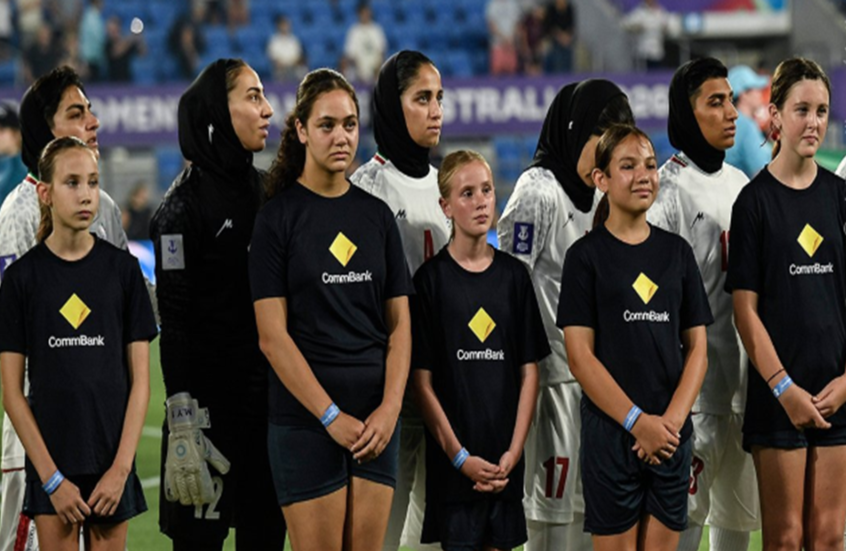 وسط رفض بعض المشجعين للمشهد.. لاعبات إيران يؤدين حركة مثيرة خلال عزف النشيد الوطني في كأس آسيا