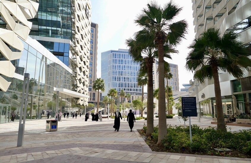 "رويترز": الدخان يتصاعد في الرياض والدبلوماسيون وموظفو السفارات يتلقون تعليمات عاجلة