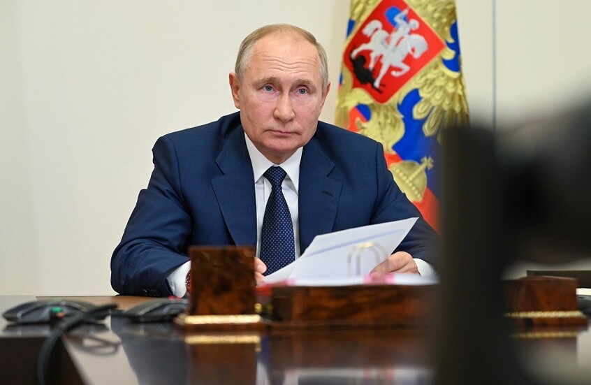 بوتين يحذر من مخاطر استخدام العسكريين الروس لوسائل اتصال أجنبية